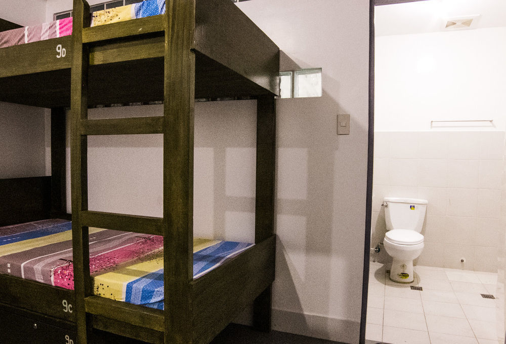 Lokal Hostel Макати Экстерьер фото