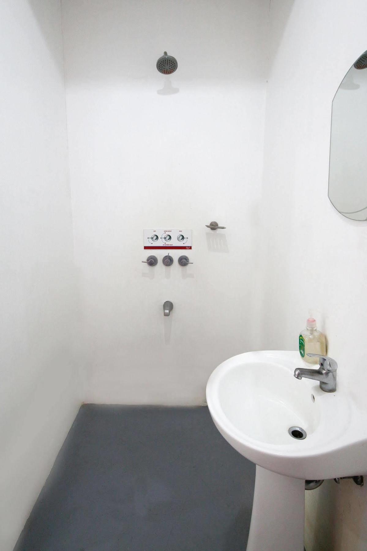 Lokal Hostel Макати Экстерьер фото